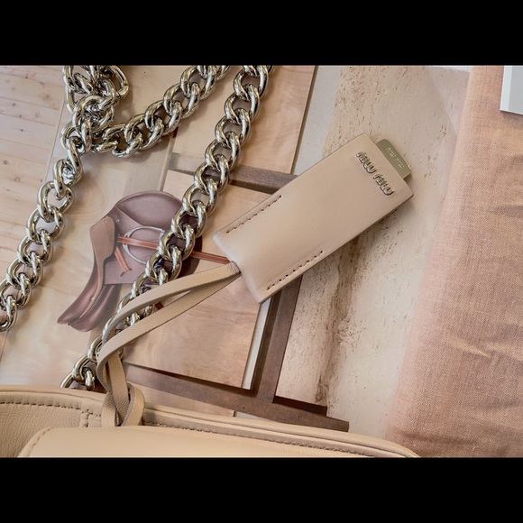 MIU MIU
Nappa Matelasse Club Shoulder Bag Cammeo - Picture 8 of 10